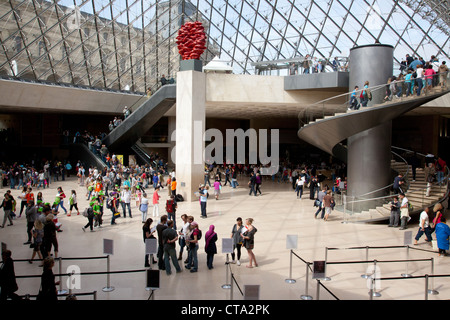 Des Besuchers sammeln in der Cour Napoleon unter der Glaspyramide in das Musée du Louvre Stockfoto