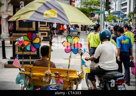 Malaysia, Penang, Georgetown Riksjas und Motorräder, die Wanderwege und Seitenstraßen verstopfen. Foto Kees Metselaar Stockfoto