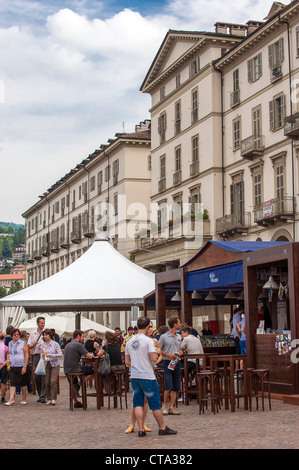 Europa Italien Piemont Turin Piazza Vittorio Veneto Bar einen Aperitif auf dem Platz Stockfoto