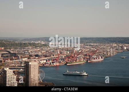 Seattle Waterfront angesehen von der Space Needle Stockfoto