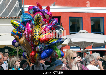 Ballonmann verkaufen bunte Luftballons in überfüllten Nyhavn alte und beliebte Seemanns Viertel während der Copenhagen Jazz Festival Stockfoto