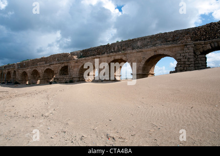 Israel, Küstenebenen, nördlich von Cäsarea, bleibt der Roman Aqueduct Stockfoto