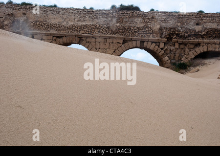 Israel, Küstenebenen, nördlich von Cäsarea, bleibt der Roman Aqueduct Stockfoto