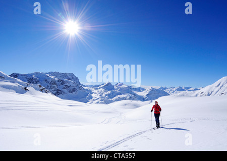Frau Skitouren in Richtung Piz Surgonda, Passhöhe, Albula aufsteigenden reichen, Engadin, Oberengadin, Graubünden, Schweiz, Stockfoto
