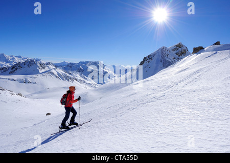 Frau Skitouren in Richtung Piz Surgonda, Passhöhe, Albula aufsteigenden reichen, Engadin, Oberengadin, Graubünden, Schweiz, Stockfoto