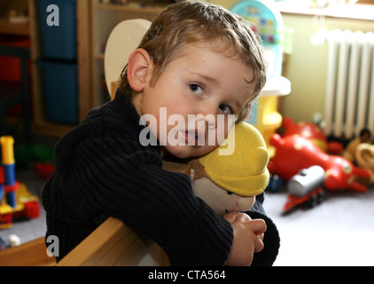 Taub, seit Geburt junge durch Chochlear Implantat hören können Stockfoto