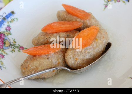 Gefilte Fisch mit Karotten. Ein traditionelles Askenazi jüdischen festliches Gericht der pochiertem Fisch Frikadellen Stockfoto