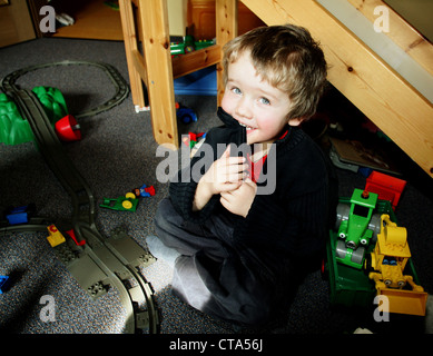 Taub, seit Geburt junge durch Chochlear Implantat hören können Stockfoto