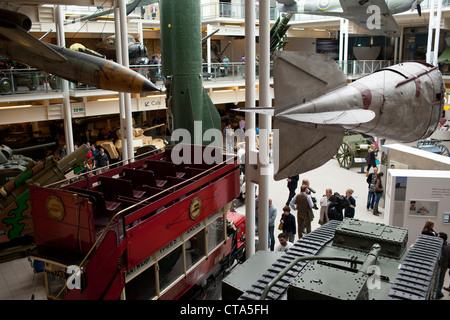 Zuschauer durchlaufen im ersten Stock des Weltkrieges l und ll zeigt auf Ausstellung im Imperial War Museum in London, England. Stockfoto