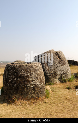 Alte steinerne Krüge bei Plain of Jars site 1 Annamese Cordillera Xieng Khouang Provinz Nordlaos Stockfoto