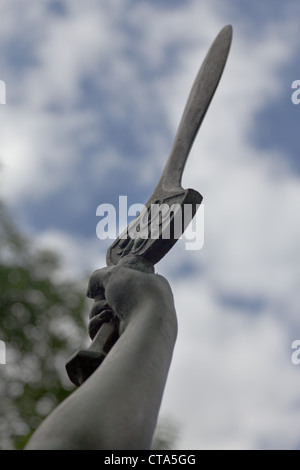 Detail eines keltischen Schwertes statt empor auf eine Statue der Boadicea in Brecon Stockfoto