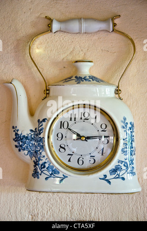 original Teekanne Form Retrodesign Uhr auf wal Stockfoto