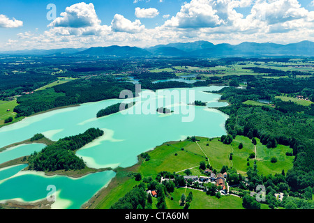 Luftaufnahme über Seen Osterseen mit Bergrücken Benediktenwand, Oberbayern, Deutschland, Europa Stockfoto