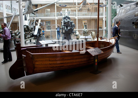 Zuschauer-Spaziergang durch im ersten Stock des 1. Weltkrieges und ll Exponate im Imperial War Museum im Zentrum von London, England. Stockfoto