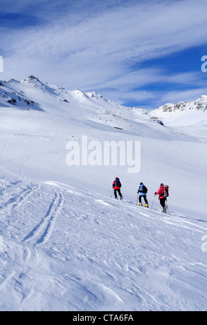 Drei Personen Skitouren aufsteigender Richtung Piz Scalotta, Piz Scalotta, Bivio, Albula Palette, Graubünden, Schweiz, Europa Stockfoto