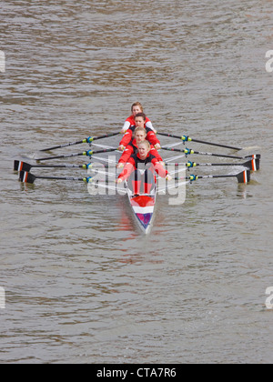 Eine junge weibliche Vierer ohne Steuermann Crew ein Fluss Rennen in Bristol UK Stockfoto