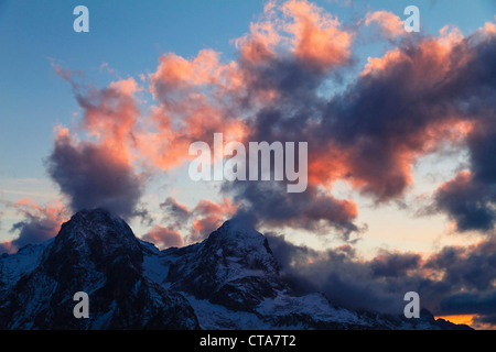 Wolken bei Sonnenuntergang über Hochblassen Und Alpspitze Bergen, Blick vom Schachen Mountain, Wettersteingebirge, Alpen, obere Bavar Stockfoto