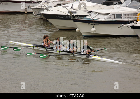 Eine junge weibliche Vierer ohne Steuermann Crew ein Fluss Rennen in Bristol UK Stockfoto