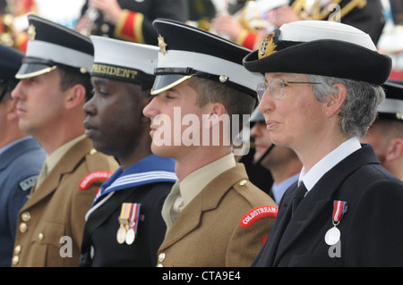 Militärisches Personal im Profil, Armed Forces Day Parade, City Hall, London. Großbritannien Stockfoto