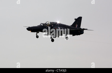 RAF Hawk T2 4FTS Squadron kommen, um an einem regnerischen RAF Valley Pic Colin Paxton/CP Fotografie landen Stockfoto