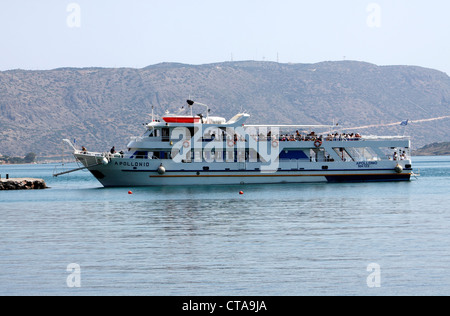 GRIECHISCHEN VERGNÜGEN KREUZFAHRT VERLASSEN ELOUNDA HAFEN. KRETA. EUROPA. Stockfoto