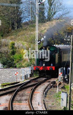 Dampfzug, die Ankunft am Bahnhof Corfe Castle, Dorset, Großbritannien Stockfoto