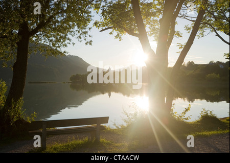 Blick zur Kirche von St. Walburga am Weissensee in der Nähe von Füssen, Allgäu, Bayern, Deutschland Stockfoto