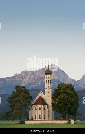 St. Coloman, Tannheimer Berge im Hintergrund, Schwangau, Allgäu, Bayern, Deutschland Stockfoto