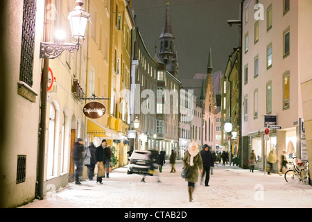 Neuschnee in der Altstadt von München in der Abend, Burgstrasse, München, Bayern, Deutschland Stockfoto