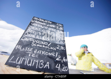 Getränkekarte in der Bar, Igludorf, Sonnalpin, Blick auf dem Zugspitzplateau, Zugspitze, Bayern, Deutschland Stockfoto