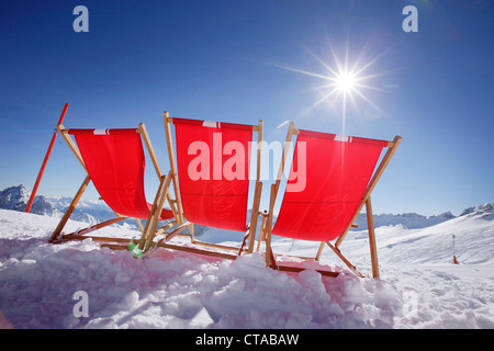 Drei rote Liegestühle in der Sonne Bar im Iglu-Dorf, Sonnalpin Restaurant, Blick auf dem Zugspitzplateau, Zugspitze, obere Ba Stockfoto
