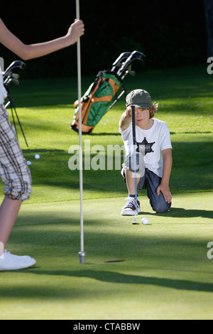 Kinder Golf spielen, Bergkramerhof, Bayern, Deutschland Stockfoto