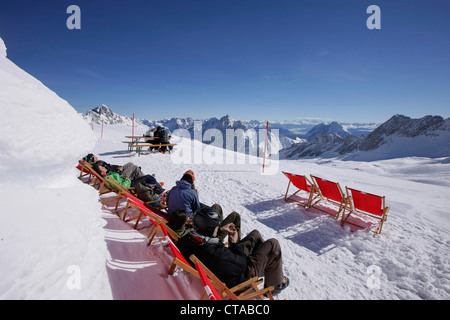Gäste zum Sonnenbaden im Iglu Village, Sonnalpin Restaurant, Blick auf dem Zugspitzplateau, Zugspitze, Bayern, Oberbayern, Stockfoto