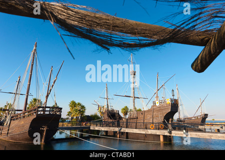 Nachbauten von Schiffen, die Columbus nach Amerika in an der Wharf der Karavellen, Palos De La Frontera, Spanien segelte Stockfoto