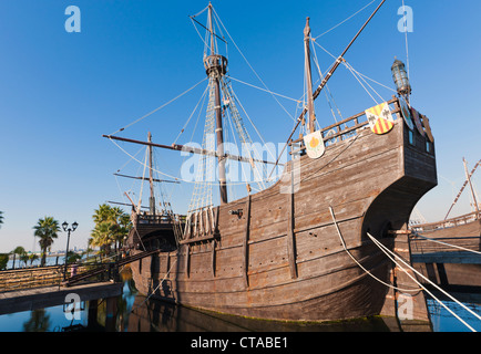 Nachbauten von Schiffen, die Columbus nach Amerika in an der Wharf der Karavellen, Palos De La Frontera, Spanien segelte Stockfoto