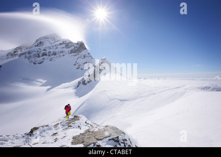 Bergsteiger auf dem Gipfel des Jungfraujoch, Jungfrau im Hintergrund, Grindelwald, Berner Oberland, Schweiz Stockfoto