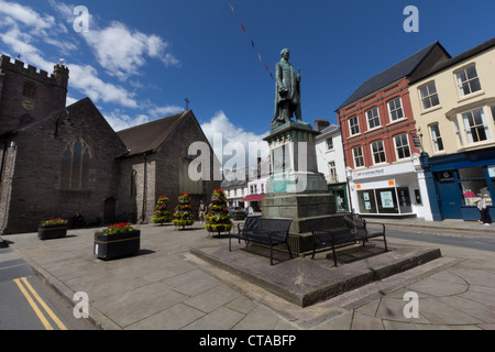 Statue des Herzogs von Wellington vor Str. Marys Kirche, Brecon Stockfoto