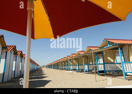 Umkleidekabinen am Strand von Lido di Venezia, Venedig, Veneto, Italien Stockfoto