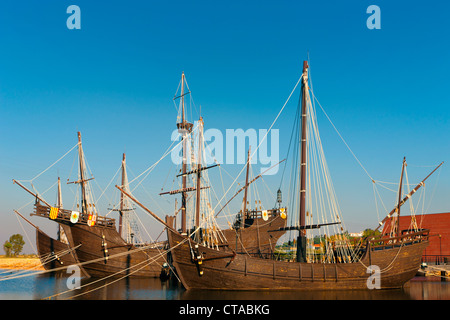 Nachbauten von Schiffen, die Columbus nach Amerika in an der Wharf der Karavellen, Palos De La Frontera, Spanien segelte Stockfoto