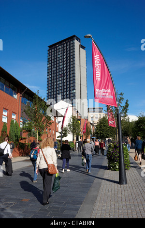 Fuß durch den Campus der Sheffield Hallam University in Sheffield Stadtzentrum Howard Street. UK Stockfoto