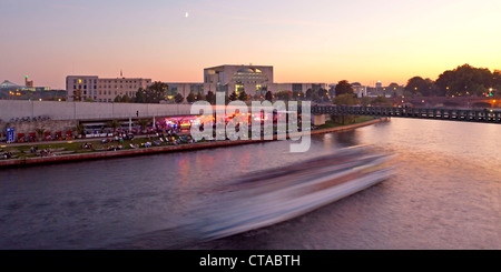 Capital Beach Cafe und Bundeskanzleramt an der Spree bei Sonnenuntergang, Berlin, Deutschland, Europa Stockfoto