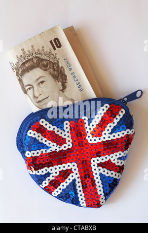 £10 Hinweis stossen aus roten, weißen und blauen Pailletten Union Jack Geldbörse isoliert auf weißem Hintergrund Stockfoto