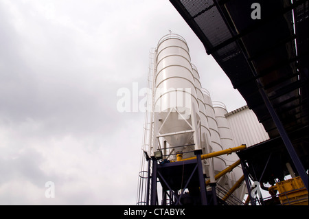 Einem niedrigen Winkel Schuss weißen industriellen Silos mit Förderband Stockfoto