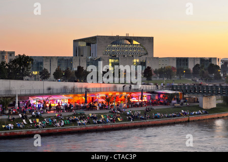 Capital Beach Cafe am Ufer der Spree, neuen Bundeskanzleramt bei Dämmerung, Berlin, Deutschland, Europa Stockfoto