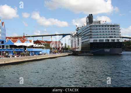 Curacao, Niederländische Antillen, Willemstad Kreuzfahrtschiff im Hafen Stockfoto