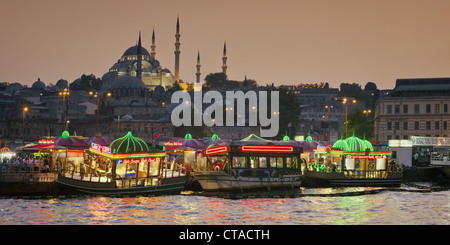 Goldene Horn Waterfront Eminonu, Süleymaniye-Moschee im Hintergrund, Istanbul, Türkei, Europa Stockfoto