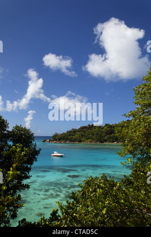 Boot in einer Bucht im Sonnenlicht, Baie Ste Anne, Petit Anse Cour, Praslin, Seychellen, Indischer Ozean Stockfoto