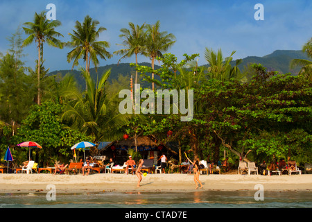 Menschen am Klong Prao Beach, Koh Chang, Thailand, Asien Stockfoto