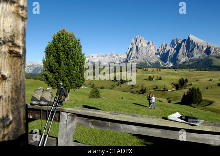 Ferngläser und Walking-Stöcke liegen auf die Reling, Langkofel Range, Dolomiten, Südtirol, Trentino-Alto Adige, Italien Stockfoto