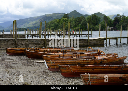 Ruderboote am Ufer des Derwent Water in Keswick, Nationalpark Lake District, Cumbria, UK Stockfoto